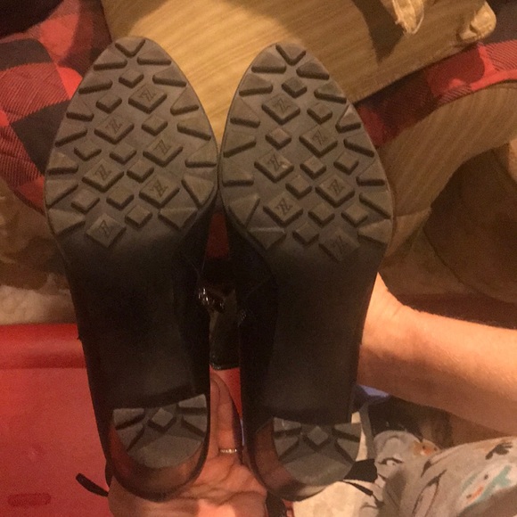 Shoes - Picture 6 of 7